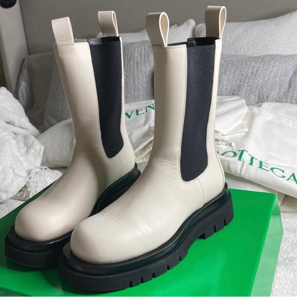 Bottega Veneta
Lug Leather Chelsea Boots